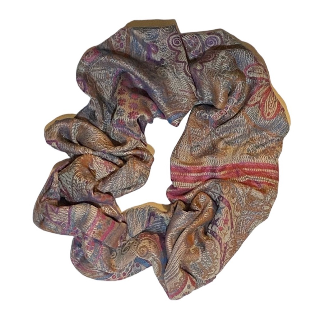 Light vintage Infiniti scarf